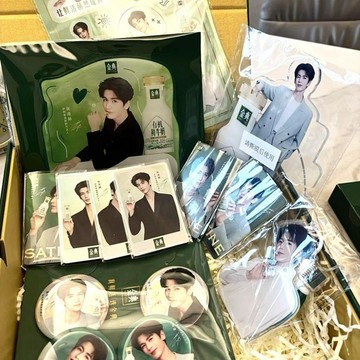 ✨下標禮贈 ✨【官周】張凌赫聯名金典品牌新款周邊小卡 立牌正版代言