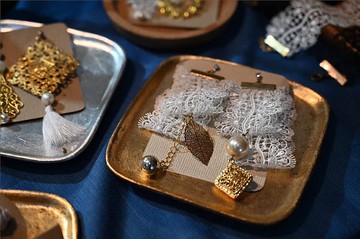 氤氳的白晝 白蕾絲鏤金珍珠水鑽耳環 耳夾 蕾絲耳環/不對稱耳環