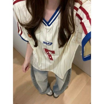 8943 位老客回訪💥美式復古V領撞色短袖t恤女夏季寬鬆運動風球衣情侶設計感小衆上衣3NXC