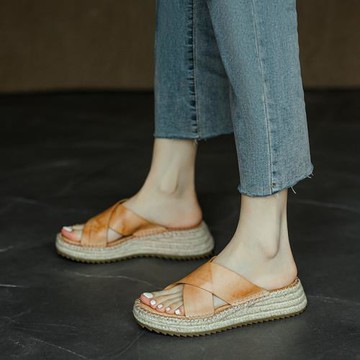 手工真皮~巨顯高~棕色草編厚底坡跟拖鞋夏季外穿中跟松糕底涼拖女