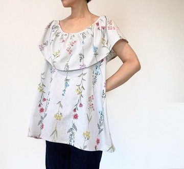 刺繡風格　壓花圖案　荷葉邊襯衫　自然的　棉麻　冰灰色