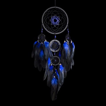 手工製作的黑色捕夢網，配上藍色羽毛－波西米亞哥德式牆面裝飾