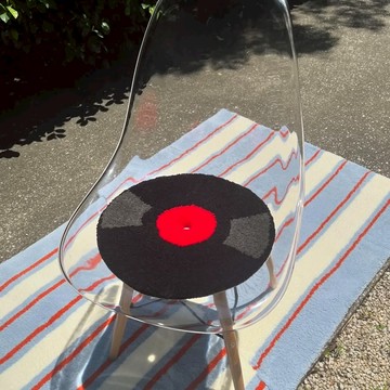 日本製 手工簇絨 蓬鬆軟軟小坐墊 紅黑膠