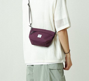 LUNA簡約時尚外表之下能妥善收納您的日常必需品簡約輕巧斜背包