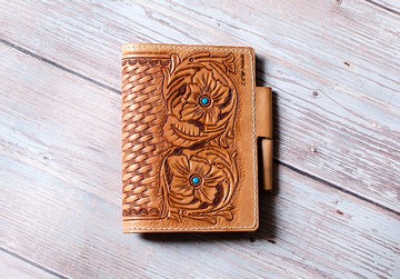 【手工製 】 唐草手工皮雕護照套(美洲多脂植鞣)