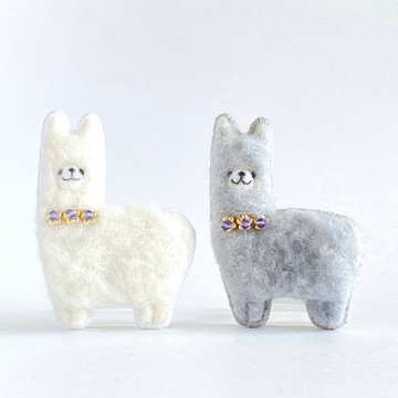 誕生石羊駝胸針 12 月坦桑石