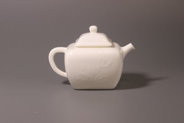 敦睦窯 德化模刻印花玉瓷 四方壺