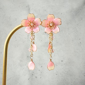 【兩用】光澤櫻花與施華洛世奇水晶耳針/耳夾 春日色樹脂 抗金屬過敏