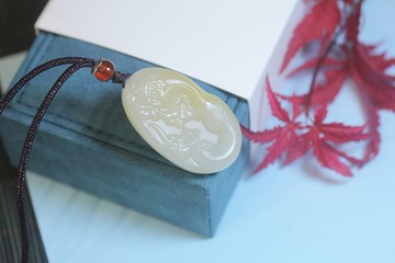 【 鳳凰】白料雕刻項鏈 鳳戲牡丹掛件 天然黃蠟石吊墜飾送禮佳品