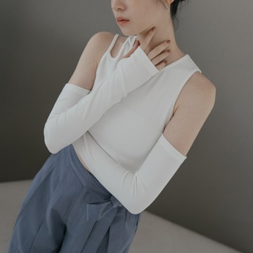 不對稱肩鏤空設計指套上衣-米白