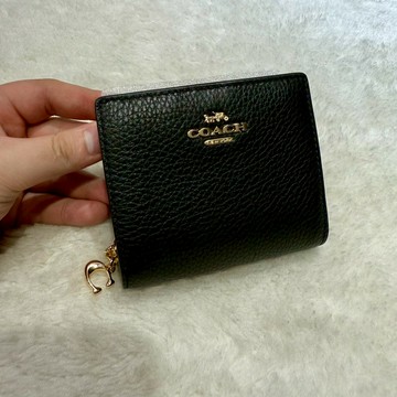 【蔻馳｜全新】現貨 COACH 短夾 C字 錢包 素色 荔枝紋 零錢短夾 送禮推薦｜Little Bee 小蜜蜂精品