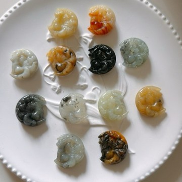 拾悦手作材料/隨機出貨不挑選/約21x24mm天然岫玉上下孔望月狐狸/編繩串珠DIY半成品/配件配珠配飾/台灣現貨不用等