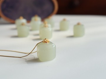 天然和田玉小方糖吊墜 晴水無事牌 18k金鑲嵌 平安喜樂 順遂無憂