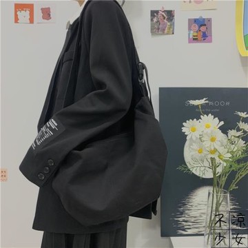 日系ins純色簡約工裝大容量斜挎包褶皺休閑百搭帆布包學生餃子包