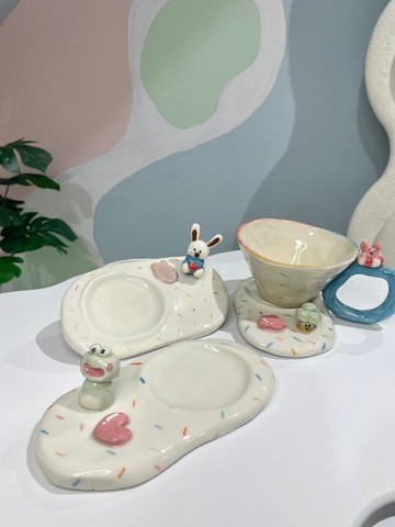 手工瓷杯帶著可愛的娃娃