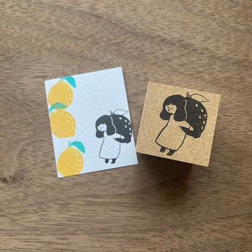 女孩背著檸檬 橡膠印章 3cm方