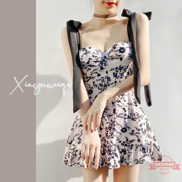 2022新款純欲小香風飄帶黑花裙式遮肚顯瘦小胸保守連體泳衣女溫泉