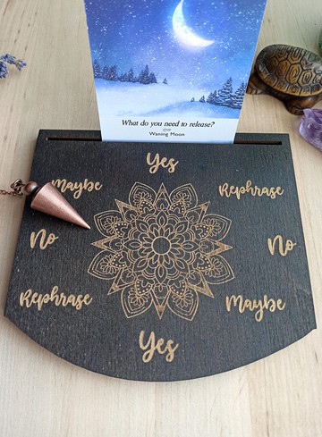 曼陀羅擺錘板用於解答問題並作為塔羅牌夾。旅行祭壇