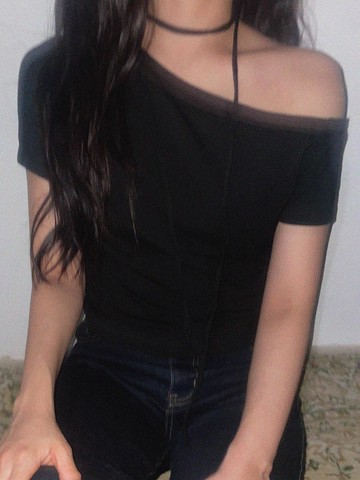 One Off-shoulder Top