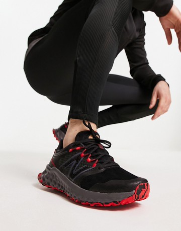 New Balance GARO running trainers in black