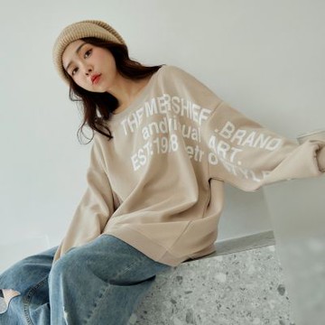 OB嚴選-圓領字母印花寬版斜肩上衣《AB19933-》