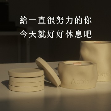 快速出貨【Aepia】𝘕𝟤𝟥° 𝟥𝟧' 月光之後 /  癒創木 × 雪松 × 麝香 木質調｜附署名吊牌＋ 🎀 緞帶包裝｜麥穗黃｜手工水泥工藝蠟燭