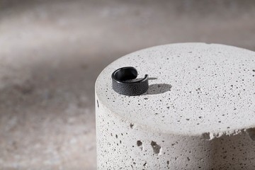 炭墨黑 革紋純銀耳扣 Emboss Texture Silver EarCuff