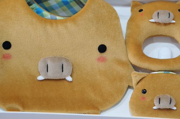 Bucute山豬寶寶的彌月禮盒組/口水巾/護身符/手搖鈴/彌月