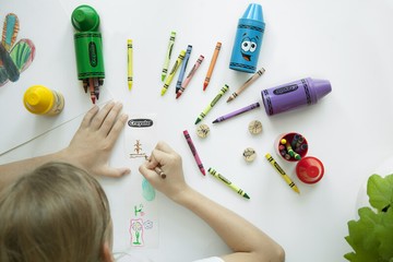 美國 crayola 蠟筆造型收納筒組 (含六色蠟筆)