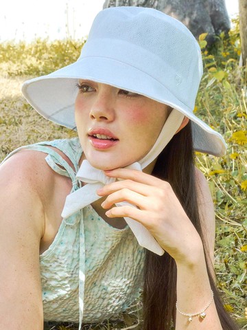 vacance strap wide bucket hat_white