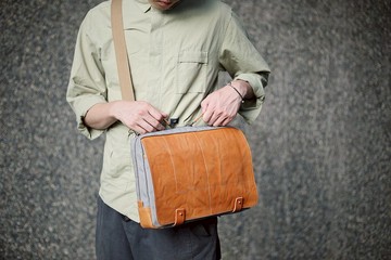 真皮公事包/13吋筆電包 / 側背包  防潑水 灰色