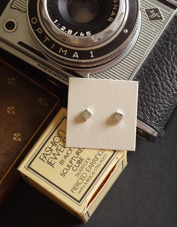 老又好古董珠寶1982 Avon 銀色刷紋菱形方塊貼耳針式耳環 P179