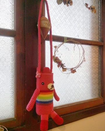 穿著彩虹衣的PINK熊背袋