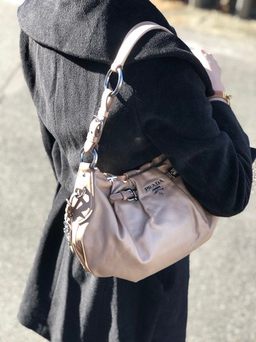 【 日本直送 名牌中古包 】PRADA 普拉達 肩背包 米色 Logo 皮革 流浪包 vintage 古董 rudk7b