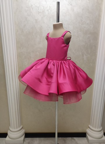 小公主的緞面洋裝精緻又個性