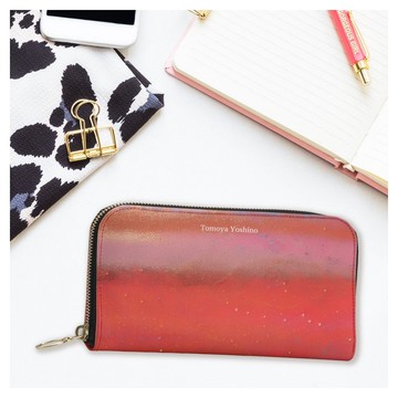 如同將金箔點綴在糖果上的奢華氛圍，長夾式萬用包，真皮材質