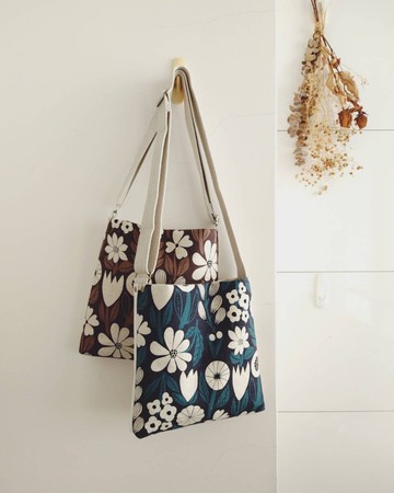 現貨!【BCB/方塊斜揹包(小)】各種白色花 紅咖 藍綠 內有雙口袋