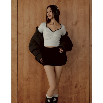 CHIC A SPACE 撞色滾邊線條桃心領抓皺設計長袖短版羅紋上衣(白/深藍) 女裝 現貨