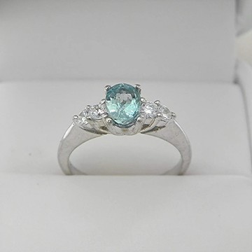 14K 白金戒指，鑲嵌 7x5 公釐 AAAA 級藍綠色海藍寶石，重 0.90 克拉，點綴白色藍寶石。