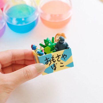 《蠟筆小新》玩完要收拾ㄛˊ～｜小新的玩具箱萌粒公仔盲蛋