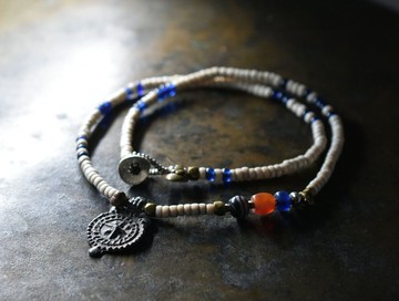 復古印度金屬墜飾與藍白色珠飾、古瑪瑙、米佐蘭紅玉髓、古奧裡薩黃銅項鍊