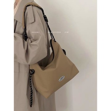 大容量牛津布包包女2023新款潮單肩斜挎包學生上課通勤腋下托特包