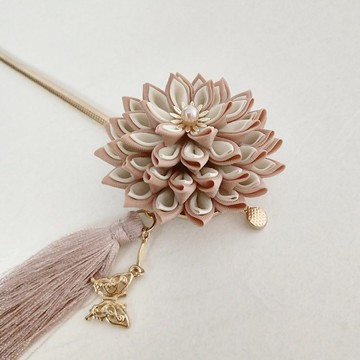 日式つまみ細工花蝶髮簪 附流蘇 粉米色