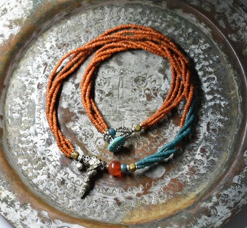 老喀什米爾銀飾與米佐蘭紅玉髓、印度銀鈴、復古橘色與孔雀藍串珠的四圈項鍊，綠松石釦頭