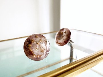 巧克力色和植物蓬鬆耳夾