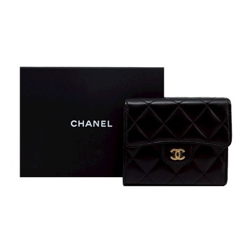 CHANEL 香奈兒 經典雙C 金屬菱格紋小羊皮翻蓋三折短夾(黑金色)