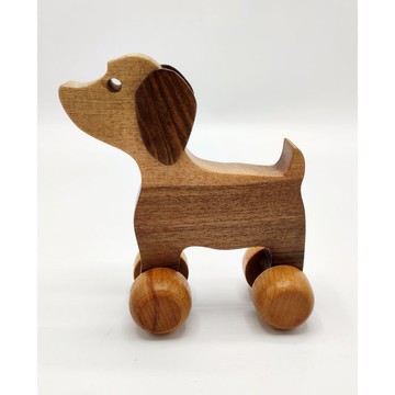 木製狗玩具。手工胡桃木。