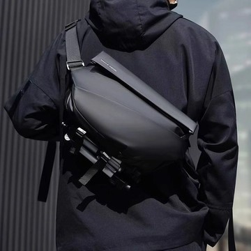 新款💯男士斜挎機能包 運動通懃包胸包男款 郵差包騎行包機車背包運動男生單肩包潮 大容量潮牌斜跨單肩包  防潑水機能斜挎包