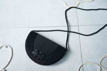 尋寶復古古董包-HANAE MORI 黑色緞面壓褶半月型肩背小包