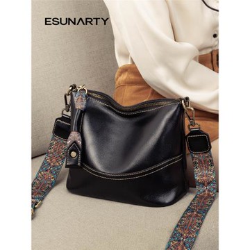 真皮包包女士2025新款水桶包高級感寬帶大容量托特包單肩斜挎包女